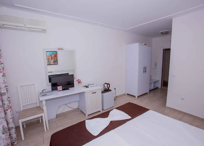 The Step Family מלון