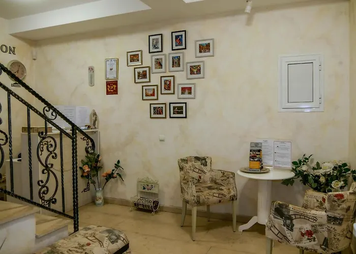 The Step Family מלון