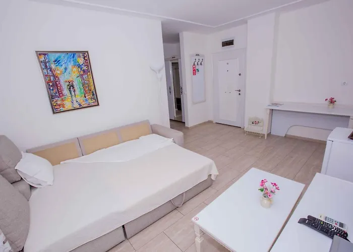 The Step Family מלון 2*