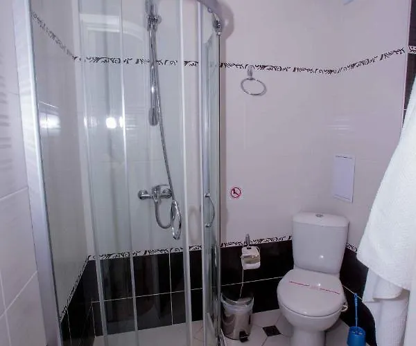 The Step Family מלון 2*