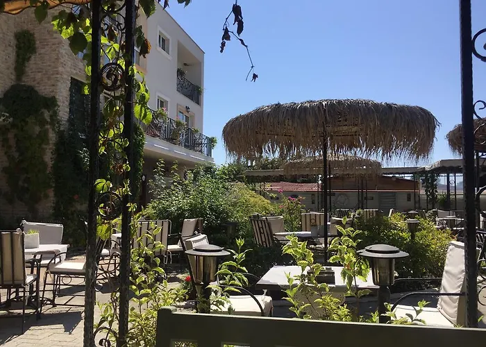 The Step Family מלון 2*