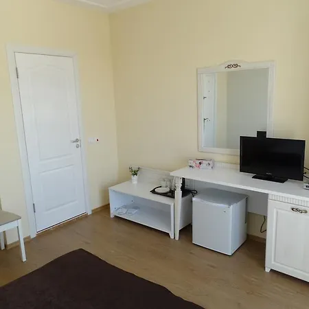 The Step Family סאני ביץ'