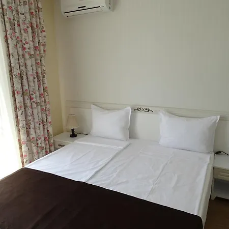 The Step Family מלון 2*