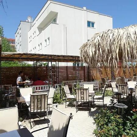 מלון The Step Family