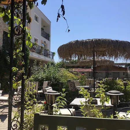 The Step Family מלון 2*